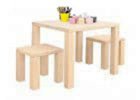 Dřevěné stolky a židličky do dětského pokoje